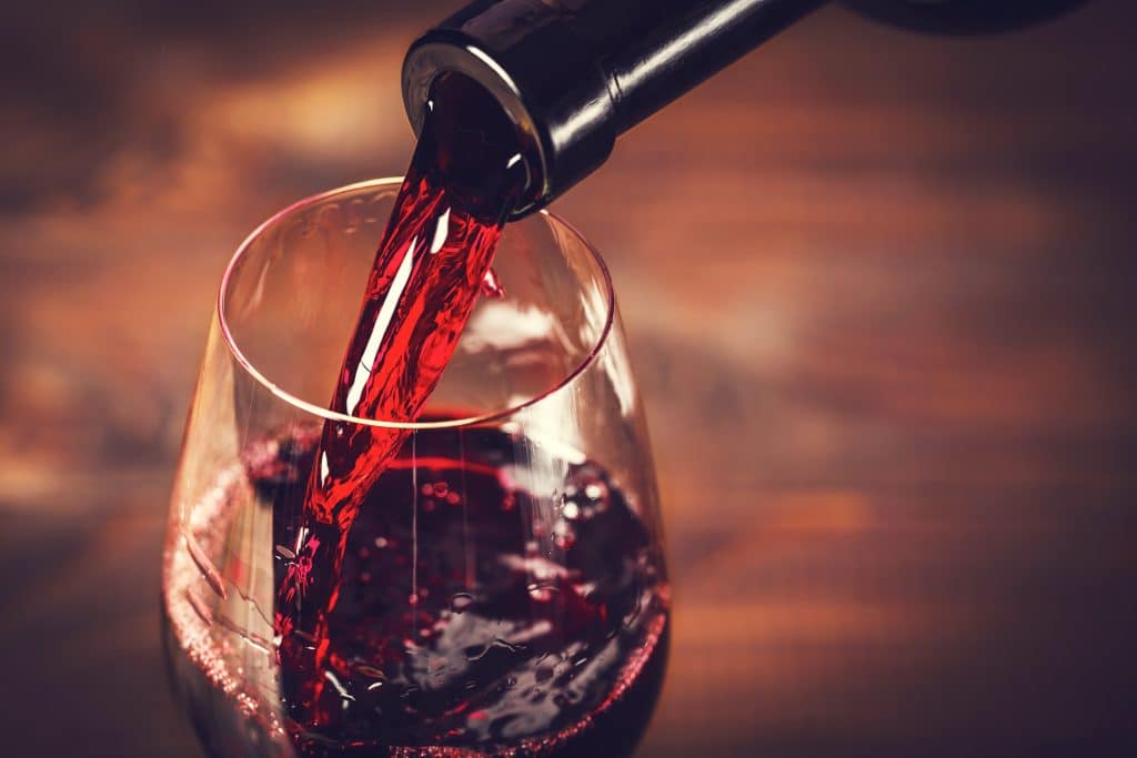 verser du vin rouge dans un verre à vin