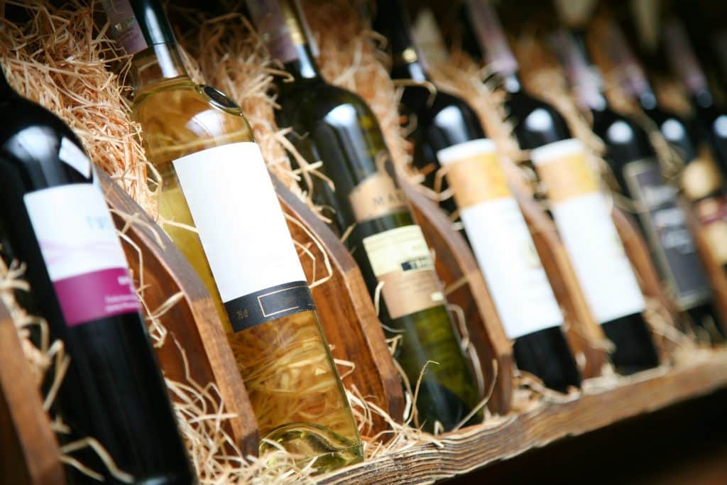 bouteilles de vin sur de la paille, étagère