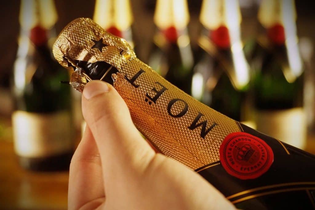 Bouteille de champagne avec collerette traditionnelle