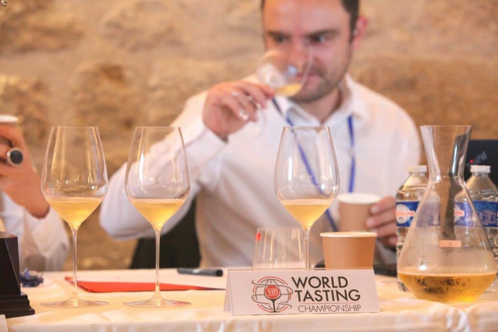 les championnats du monde de degustation a l aveugle de vins world tasting en anglais sont organises par la revue du vin de france photo antoine delsart 1759679440