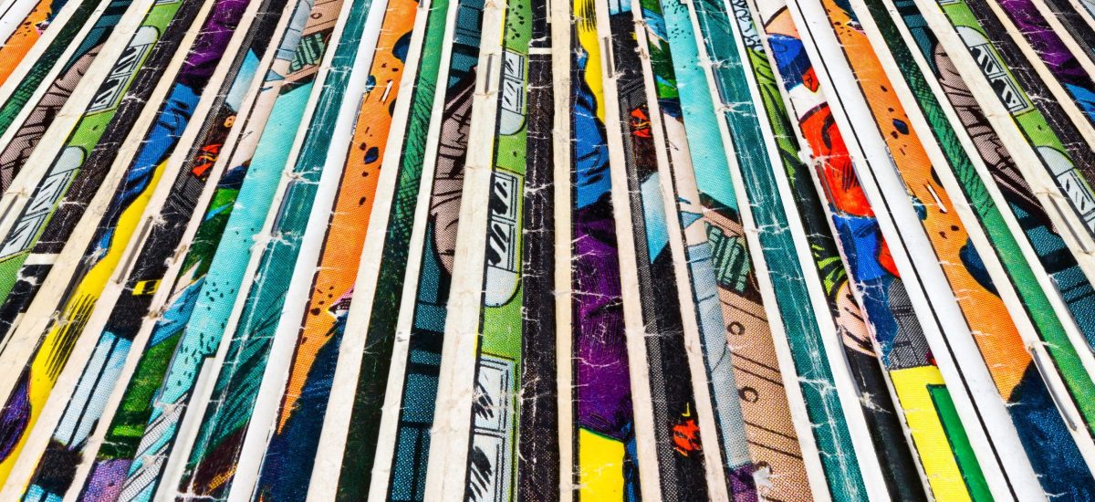 une pile de vieilles bandes dessinées qui crée un fond