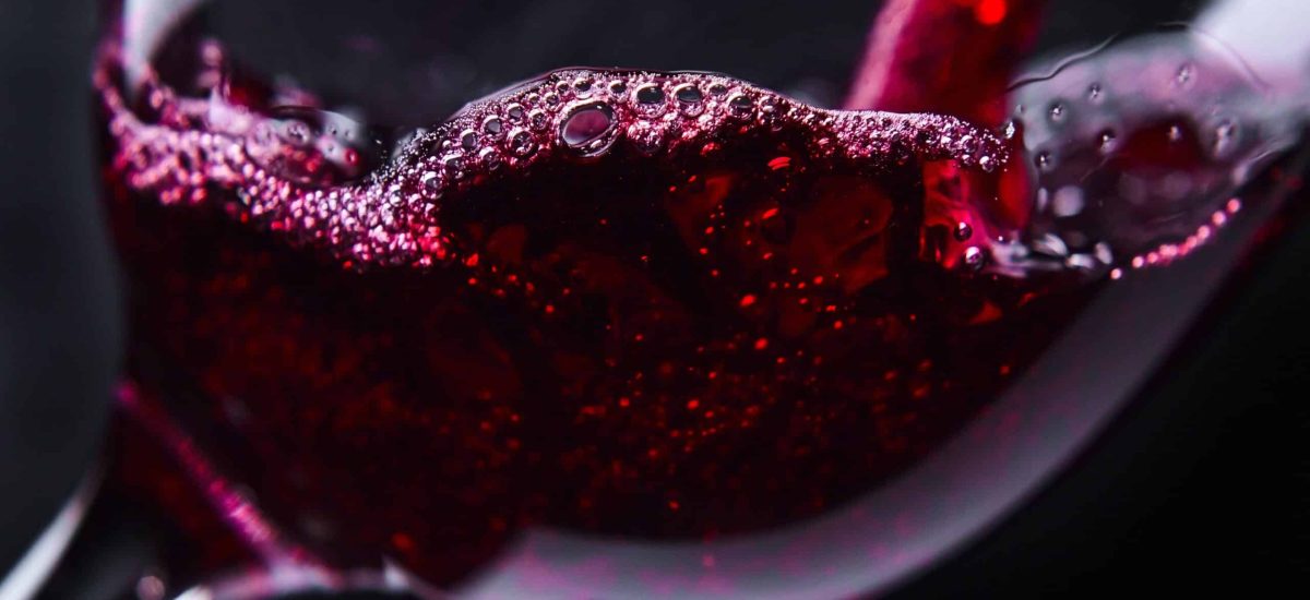 vin rouge versé dans un verre à vin