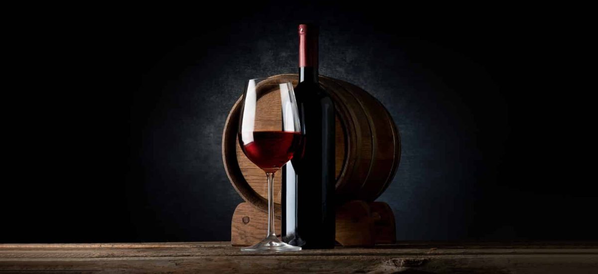 bouteille et verre de vin et tonneau