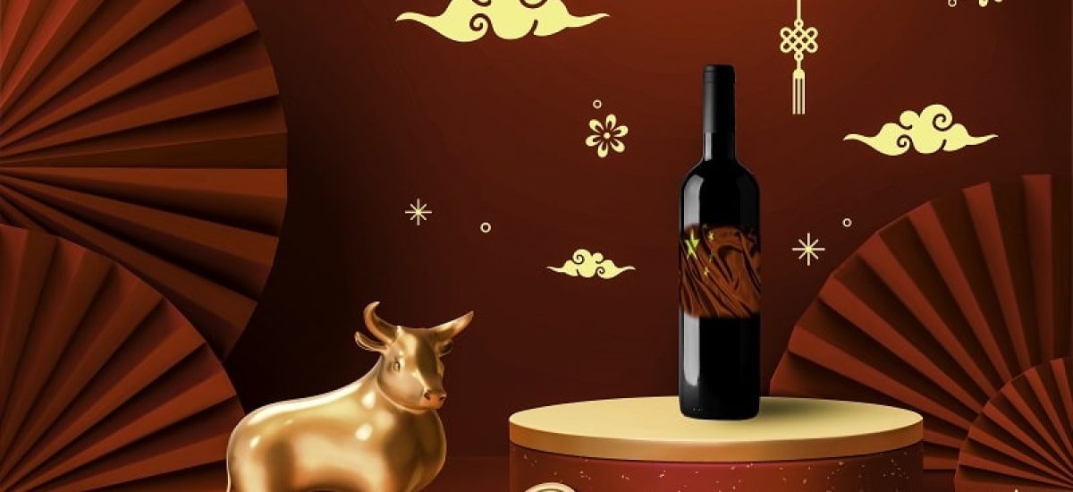 asian,theme,product,display,podium,with,red,wall,,gold,bull