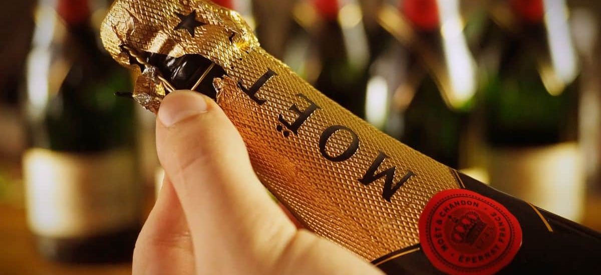 Bouteille de champagne avec collerette traditionnelle